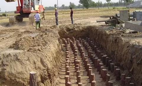 松木樁加固地基現場(chǎng)案例